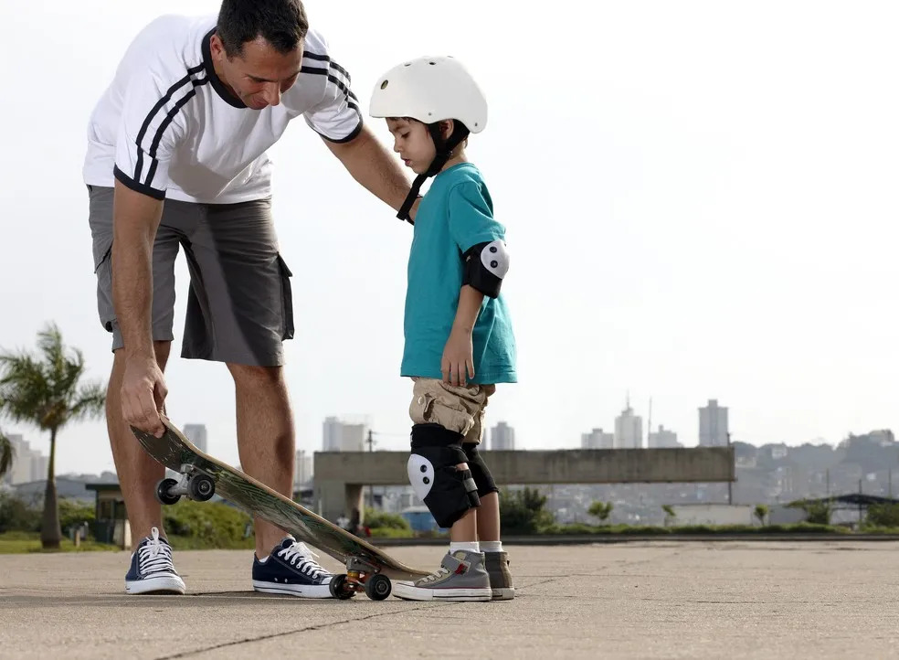 Pai ensinando filho esporte sem pressao